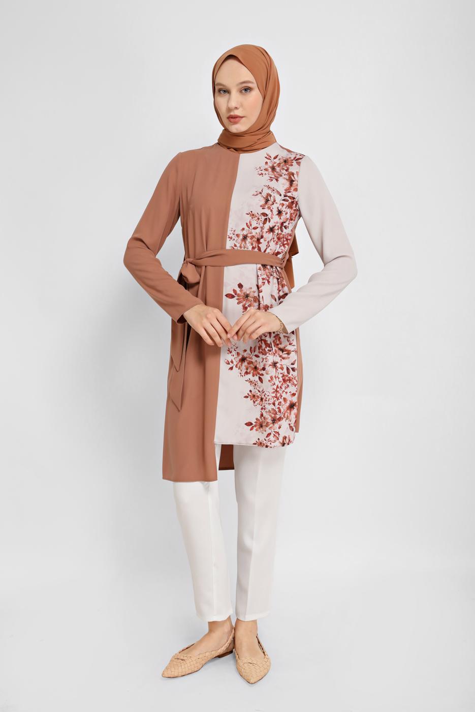 Tesettür giyim KAHVE ALVİNA ÇİÇEK DESENLİ KUŞAKLI TUNİK T 40865