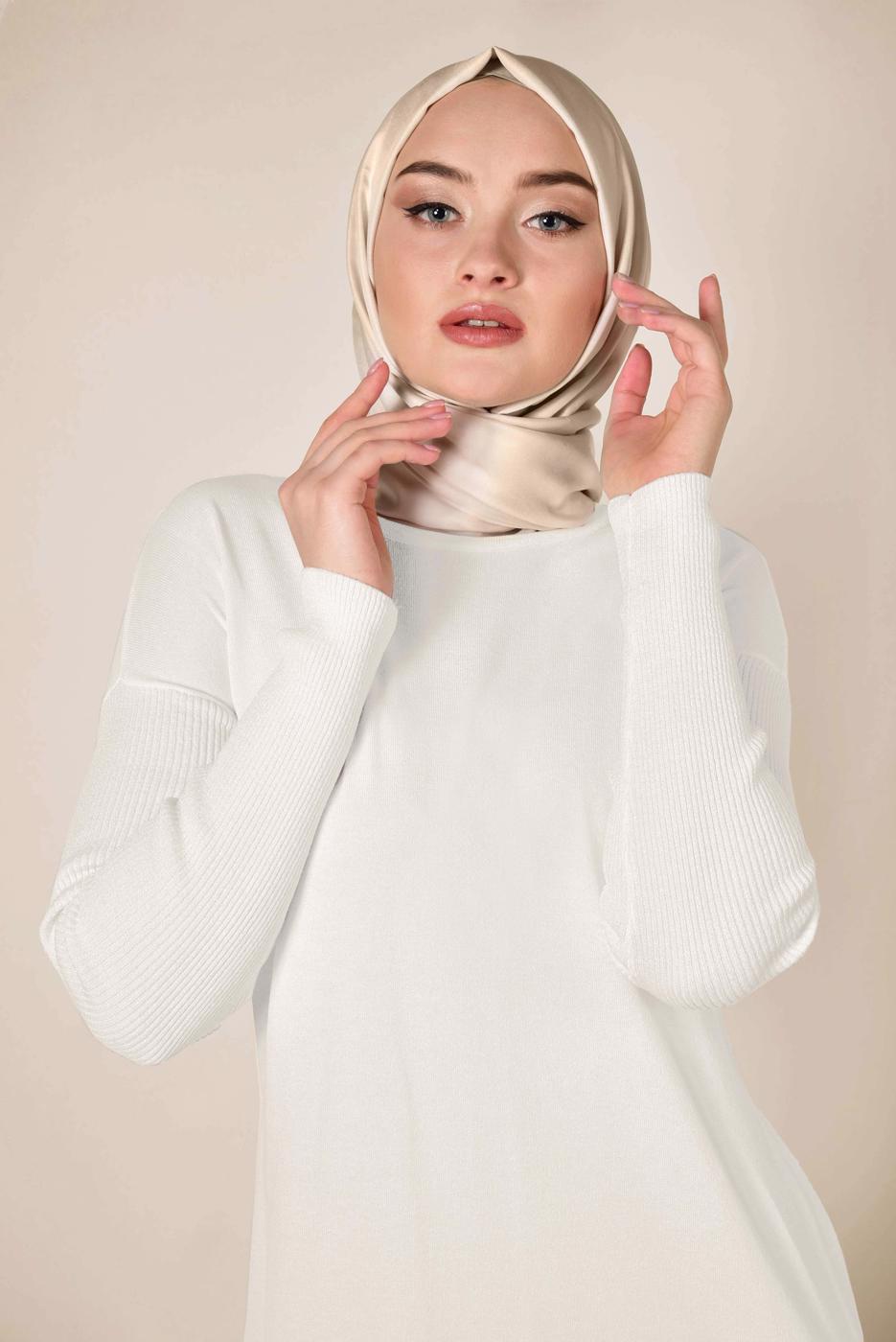 Tesettür giyim KREM ALVİNA YANLARI YIRTMAÇLI SİMLİ TUNİK 4523  