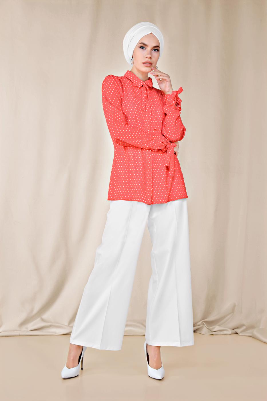 Tesettür giyim KIRMIZI ALVİNA MANŞETLERİ BAĞLAMA DETAYLI PUANTİYELİ BLUZ 4081 