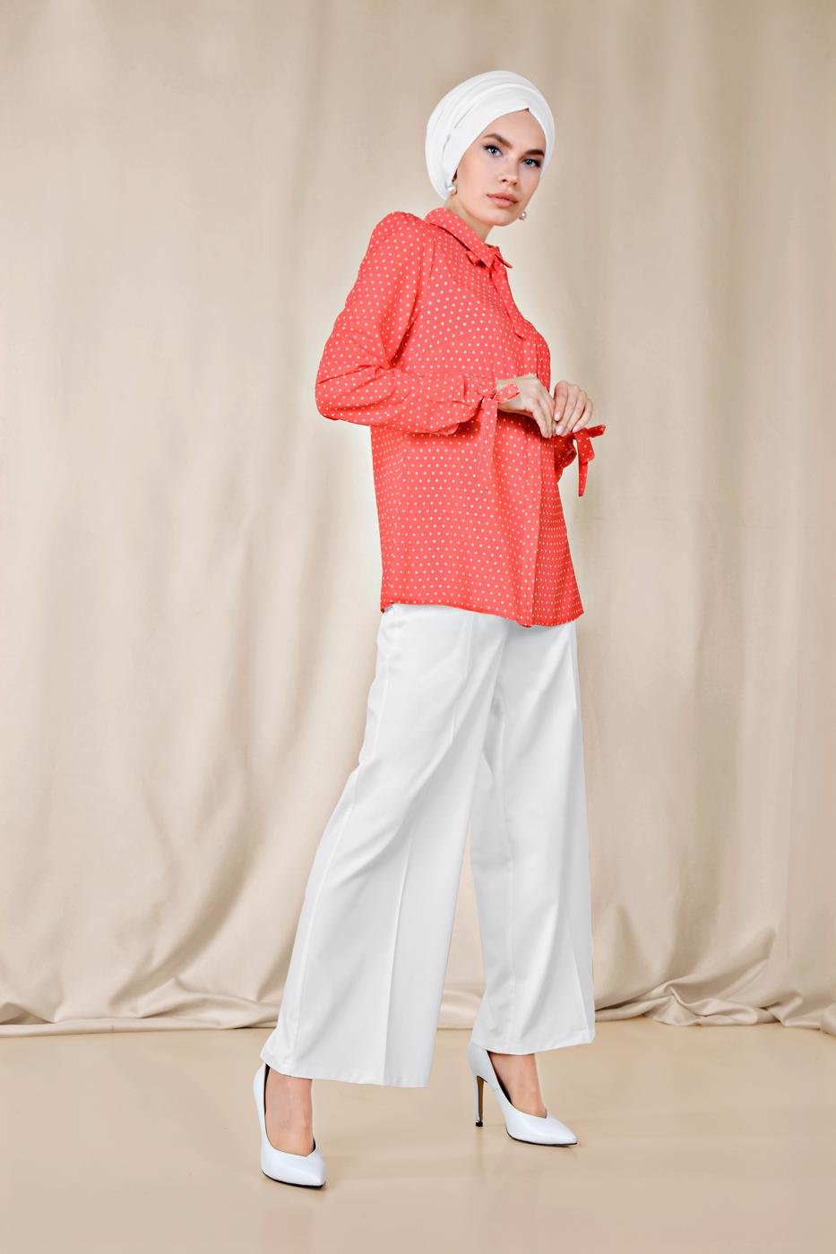 Tesettür giyim KIRMIZI ALVİNA MANŞETLERİ BAĞLAMA DETAYLI PUANTİYELİ BLUZ 4081 