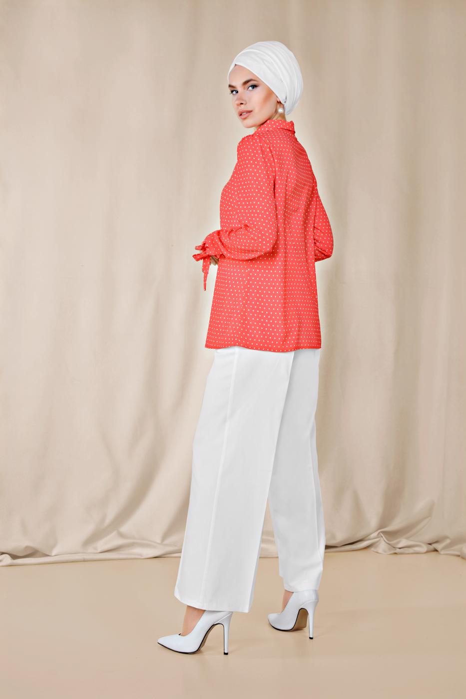 Tesettür giyim KIRMIZI ALVİNA MANŞETLERİ BAĞLAMA DETAYLI PUANTİYELİ BLUZ 4081 