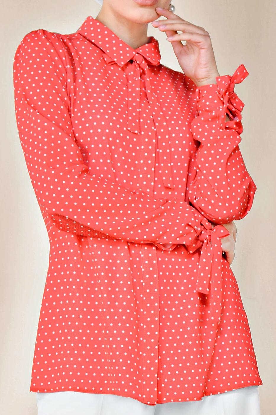 Tesettür giyim KIRMIZI ALVİNA MANŞETLERİ BAĞLAMA DETAYLI PUANTİYELİ BLUZ 4081 