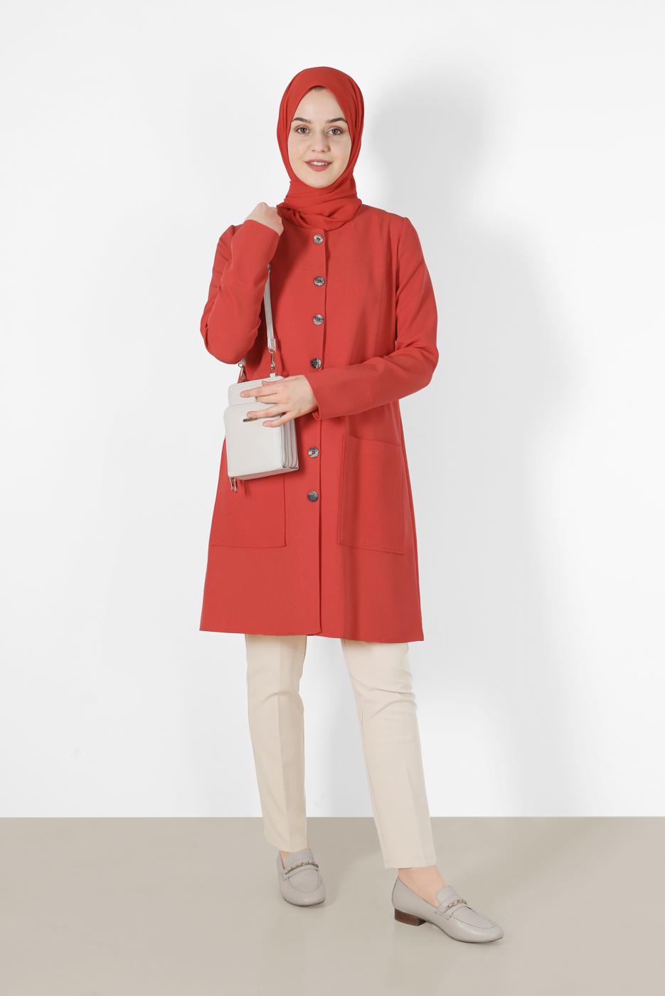 Tesettür giyim KIRMIZI ALVİNA TORBA CEPLİ BOYDAN DÜĞMELİ CEKET 4001