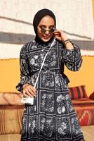 Tesettür giyim SİYAH KUŞAKLI YUVARLAK YAKA ÇİÇEK DESENLİ ELBİSE  640000 