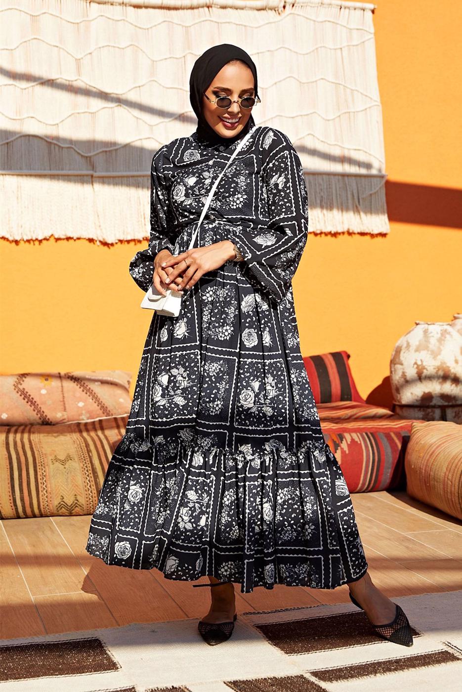 Tesettür giyim SİYAH KUŞAKLI YUVARLAK YAKA ÇİÇEK DESENLİ ELBİSE  640000 