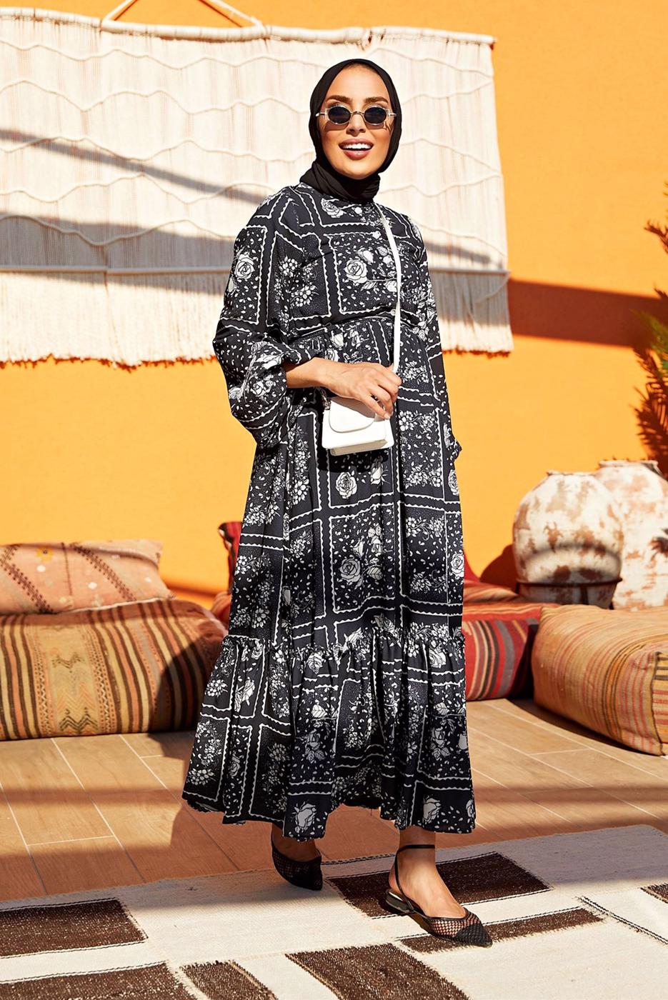 Tesettür giyim SİYAH KUŞAKLI YUVARLAK YAKA ÇİÇEK DESENLİ ELBİSE  640000 