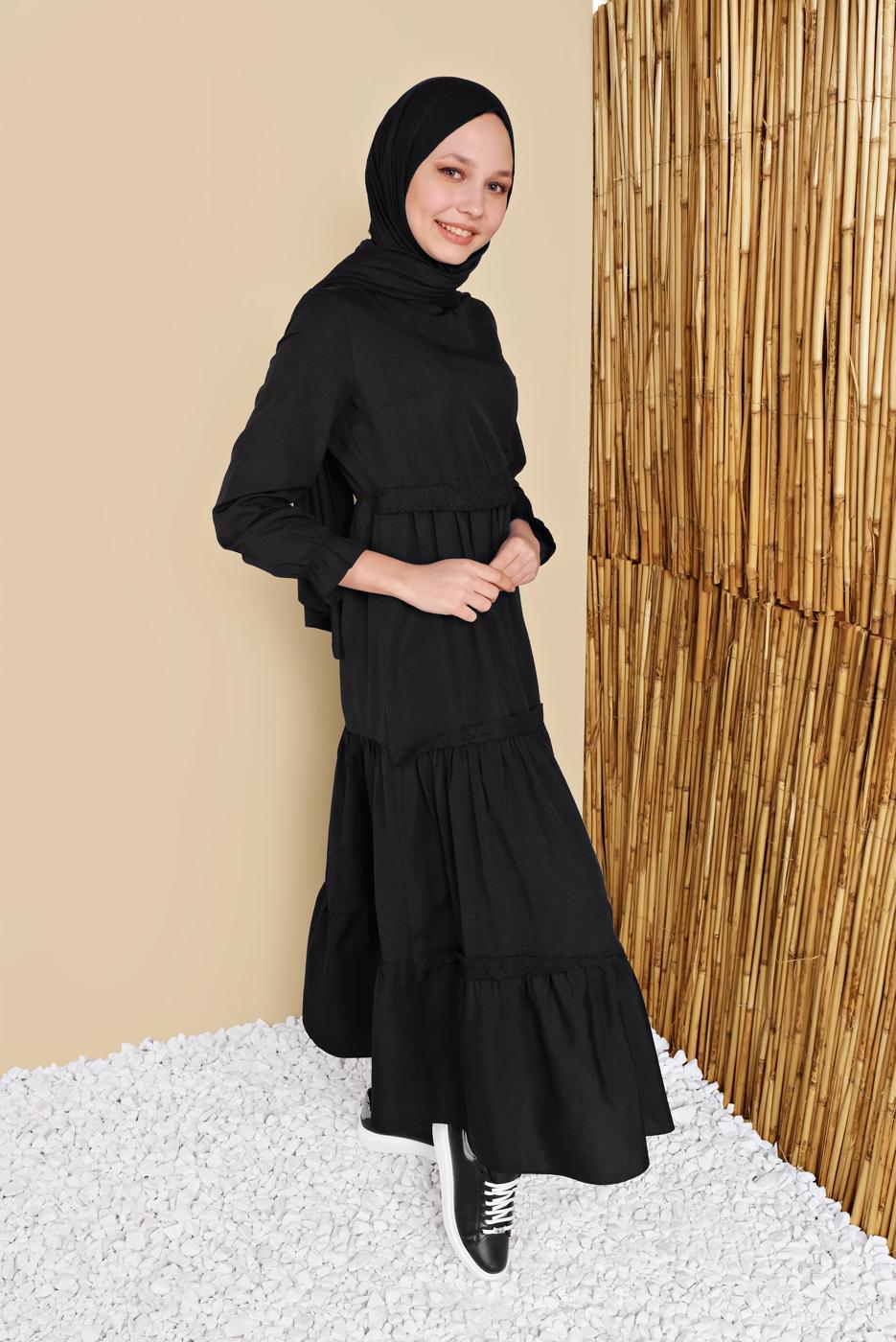 Tesettür giyim SİYAH MANŞETLERİ LASTİKLİ VOLANLI ELBİSE 2534