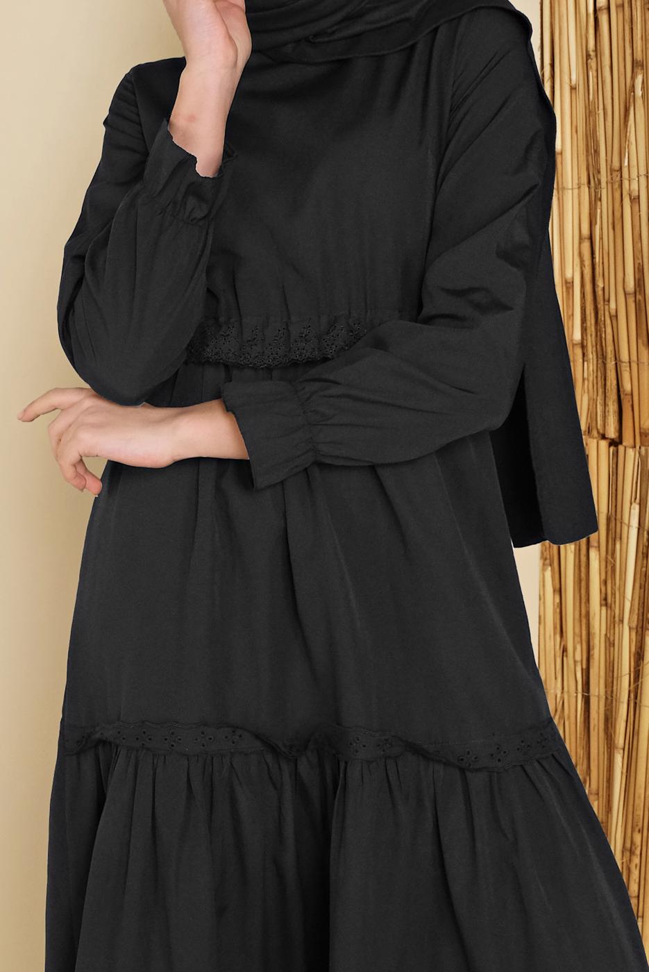 Tesettür giyim SİYAH MANŞETLERİ LASTİKLİ VOLANLI ELBİSE 2534