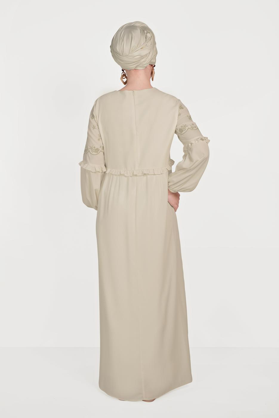 Tesettür giyim EKRU ALVİNA DÜĞMELİ NAKIŞLI ELBİSE 40500 