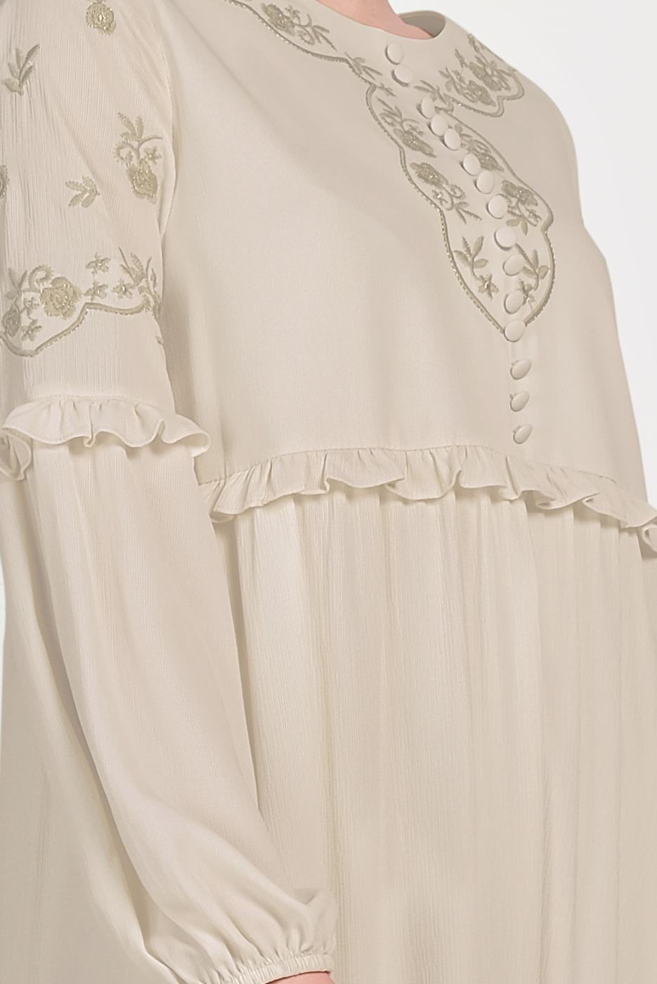 Tesettür giyim EKRU ALVİNA DÜĞMELİ NAKIŞLI ELBİSE 40500 