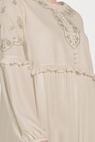 Tesettür giyim EKRU ALVİNA DÜĞMELİ NAKIŞLI ELBİSE 40500 