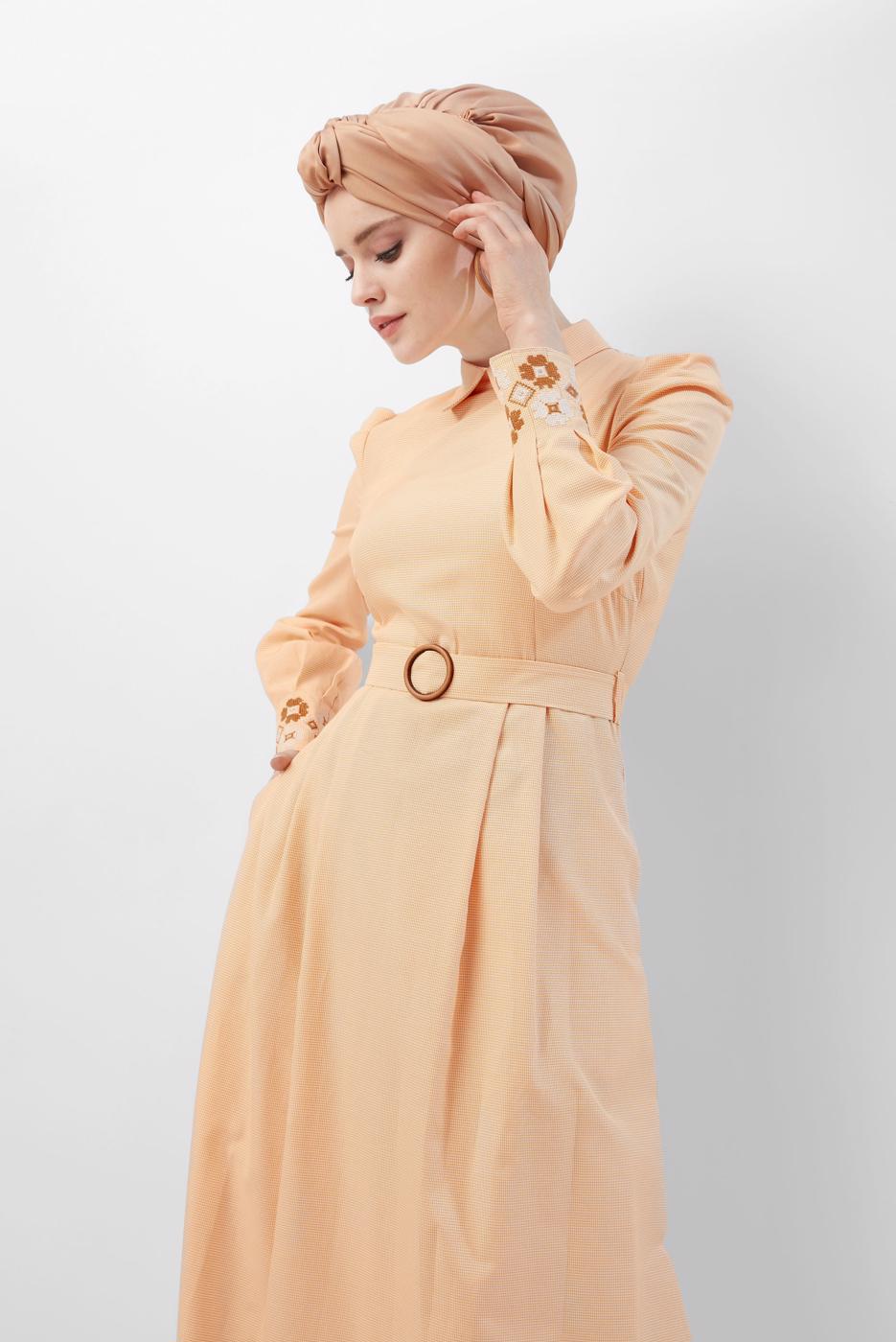 Tesettür giyim SARI ALVİNA PAMUKLU KAZAYAĞI DESENLİ NAKIŞ DETAYLI ELBİSE T 40520