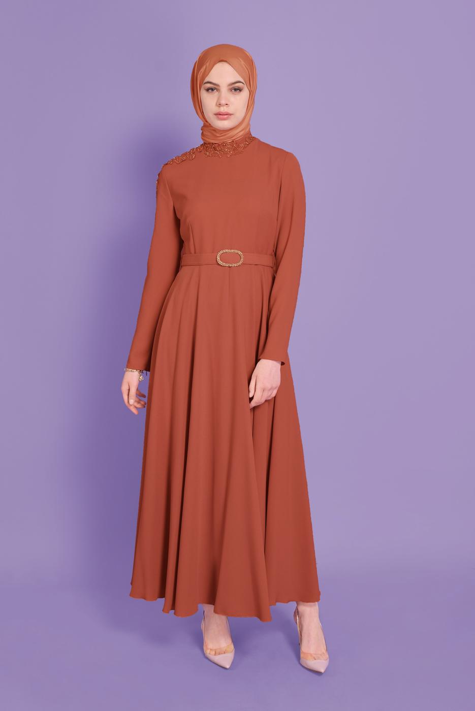 Tesettür giyim KAHVE ALVİNA NAKIŞ DETAYLI KEMERLİ ELBİSE 40585