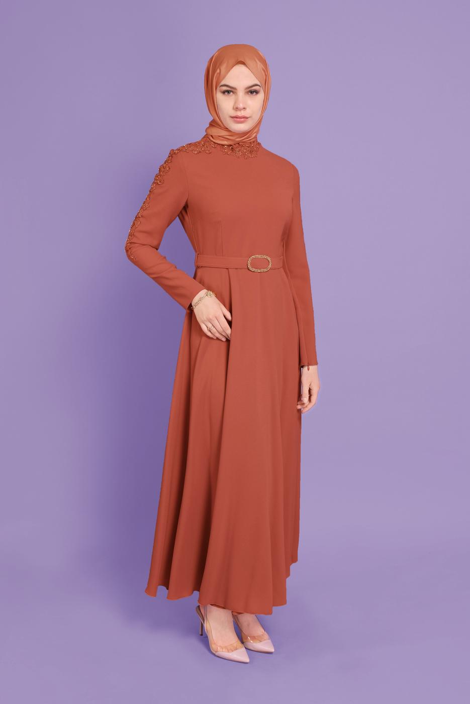 Tesettür giyim KAHVE ALVİNA NAKIŞ DETAYLI KEMERLİ ELBİSE 40585