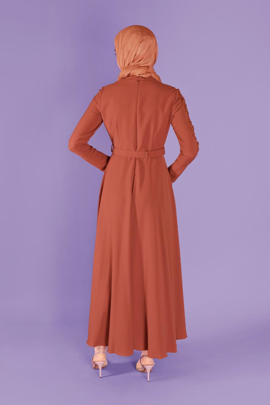 Tesettür giyim KAHVE ALVİNA NAKIŞ DETAYLI KEMERLİ ELBİSE 40585