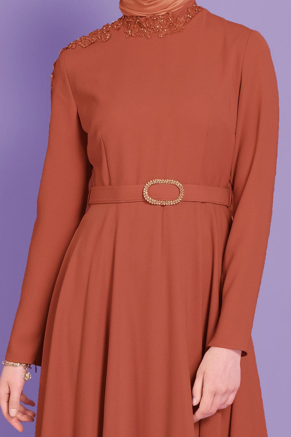 Tesettür giyim KAHVE ALVİNA NAKIŞ DETAYLI KEMERLİ ELBİSE 40585