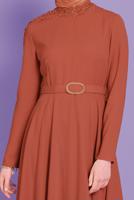 Tesettür giyim KAHVE ALVİNA NAKIŞ DETAYLI KEMERLİ ELBİSE 40585