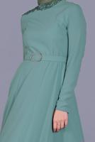 Tesettür giyim YEŞİL ALVİNA NAKIŞ DETAYLI KEMERLİ ELBİSE 40585