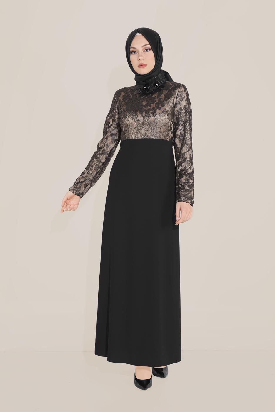 Tesettür giyim SİYAH ALVİNA YAKASI ÇİÇEK BROŞLU DESENLİ ELBİSE T 40598-1