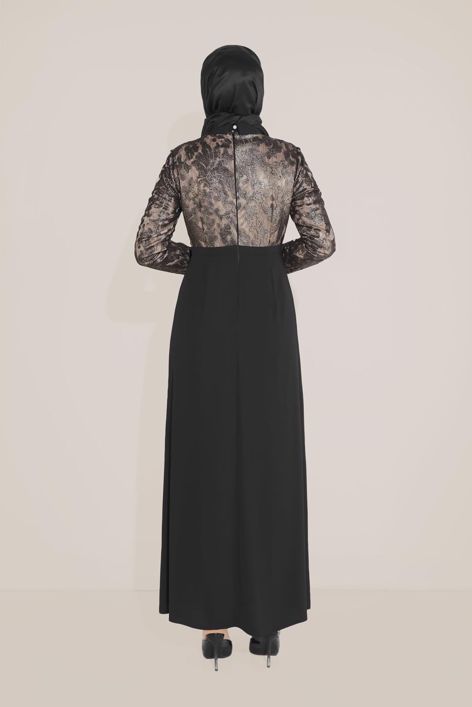 Tesettür giyim SİYAH ALVİNA YAKASI ÇİÇEK BROŞLU DESENLİ ELBİSE T 40598-1