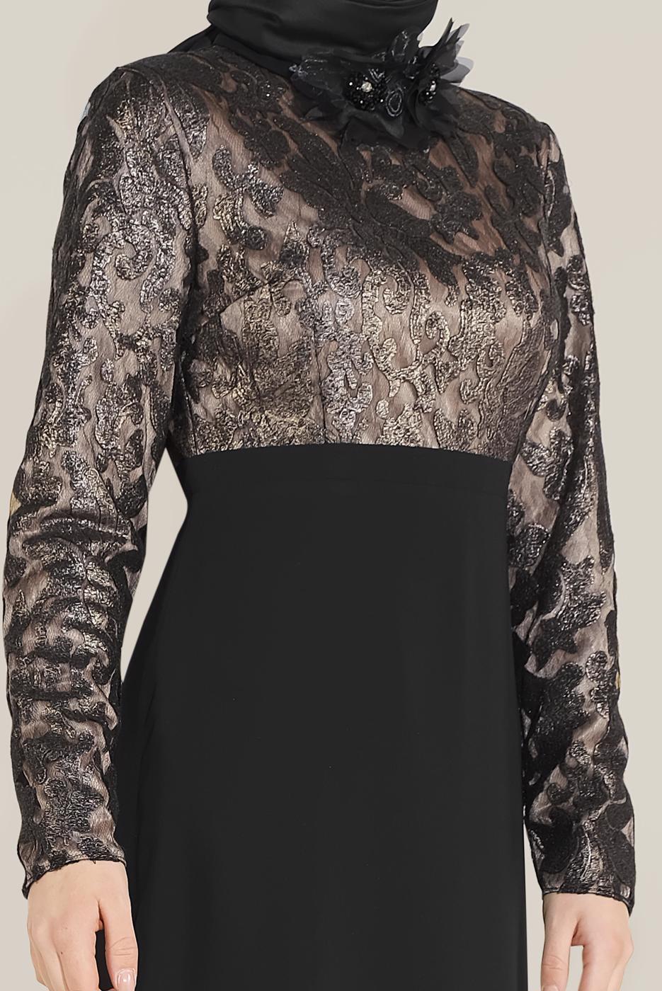 Tesettür giyim SİYAH ALVİNA YAKASI ÇİÇEK BROŞLU DESENLİ ELBİSE T 40598-1