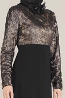 Tesettür giyim SİYAH ALVİNA YAKASI ÇİÇEK BROŞLU DESENLİ ELBİSE T 40598-1