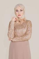Tesettür giyim PUDRA ALVİNA YAKASI ÇİÇEK BROŞLU DESENLİ ELBİSE T 40598-1