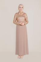 Tesettür giyim PUDRA ALVİNA YAKASI ÇİÇEK BROŞLU DESENLİ ELBİSE T 40598-1