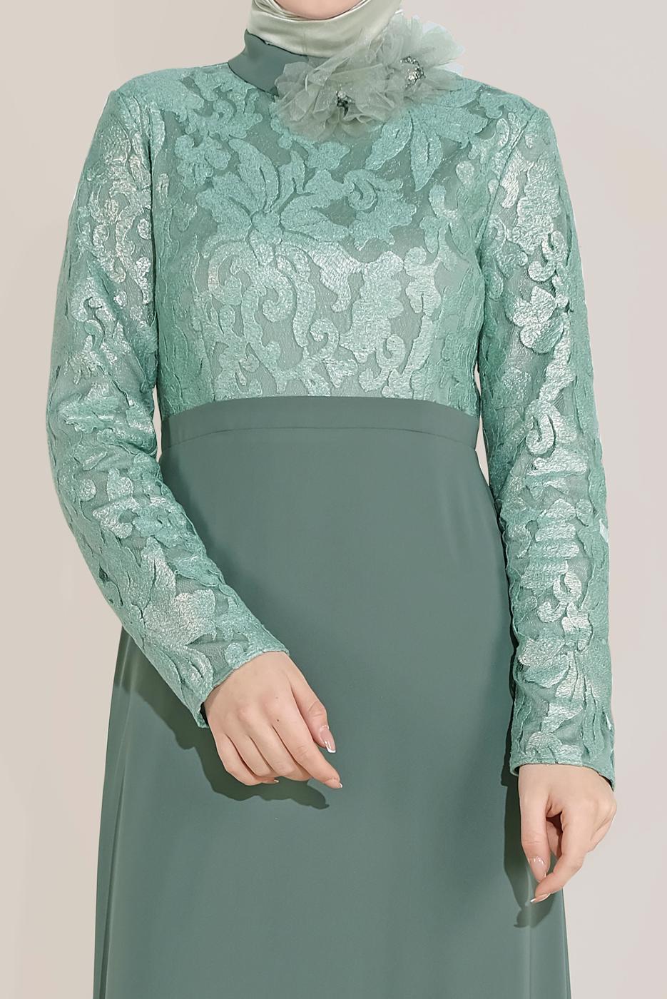 Tesettür giyim YEŞİL ALVİNA YAKASI ÇİÇEK BROŞLU DESENLİ ELBİSE T 40598-1
