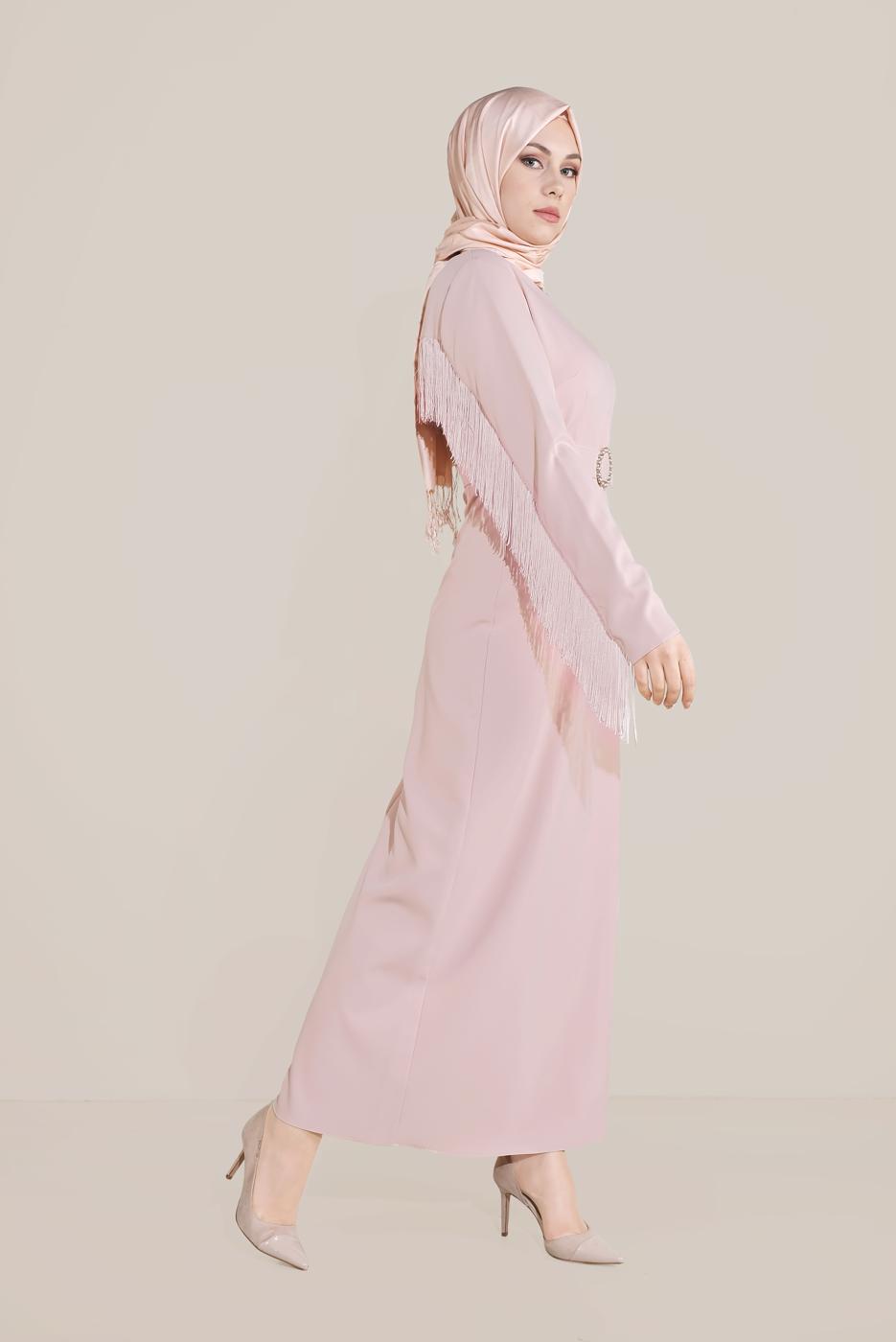 Tesettür giyim PUDRA ALVİNA KOLLARI VE SIRTI PÜSKÜLLÜ KEMERLİ ELBİSE T 40626
