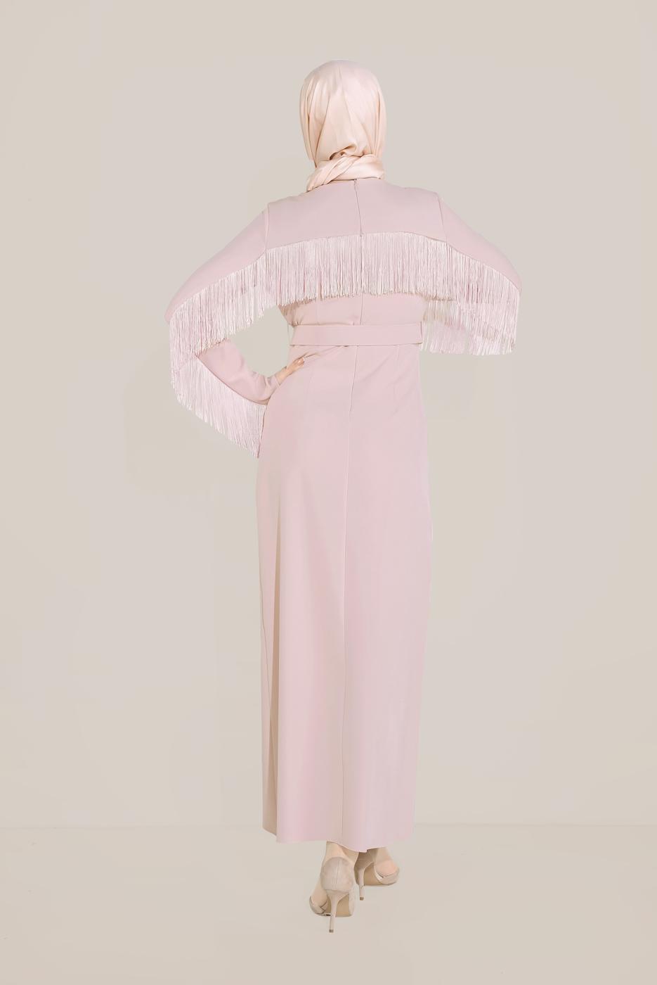 Tesettür giyim PUDRA ALVİNA KOLLARI VE SIRTI PÜSKÜLLÜ KEMERLİ ELBİSE T 40626