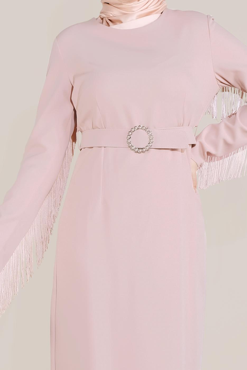 Tesettür giyim PUDRA ALVİNA KOLLARI VE SIRTI PÜSKÜLLÜ KEMERLİ ELBİSE T 40626