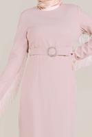 Tesettür giyim PUDRA ALVİNA KOLLARI VE SIRTI PÜSKÜLLÜ KEMERLİ ELBİSE T 40626