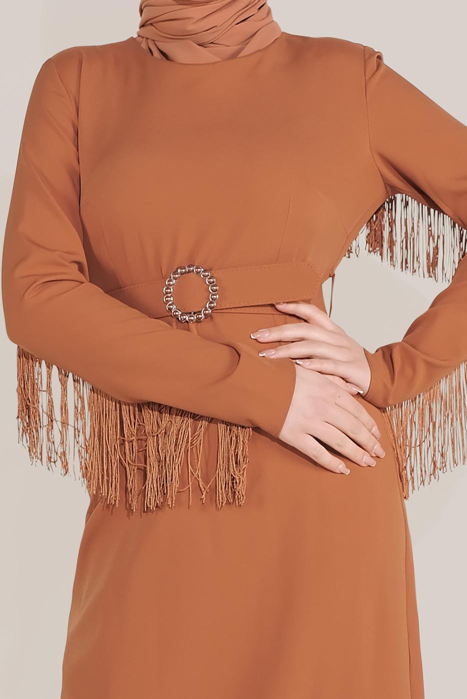 Tesettür giyim TURUNCU ALVİNA KOLLARI VE SIRTI PÜSKÜLLÜ KEMERLİ ELBİSE T 40626