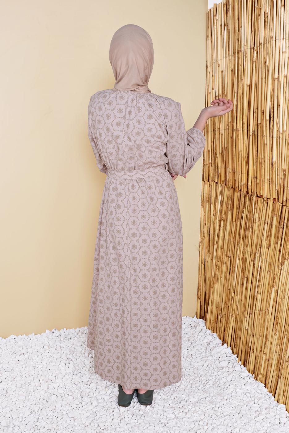 Tesettür giyim BEJ DESENLİ KUŞAKLI ELBİSE  4101 