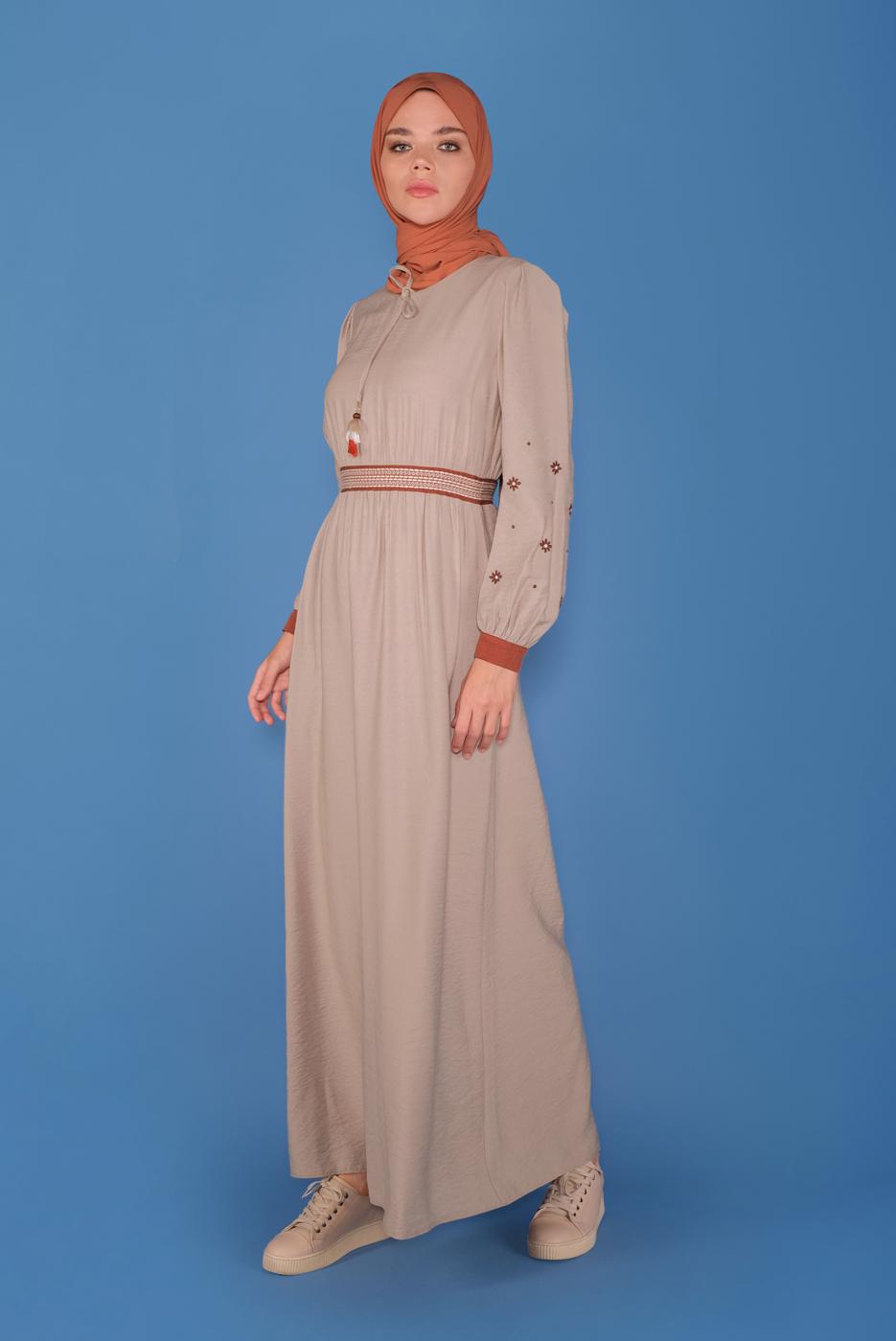 Tesettür giyim BEJ ALVİNA BİSİKLET YAKA KOLLARI NAKIŞLI ELBİSE T 41697