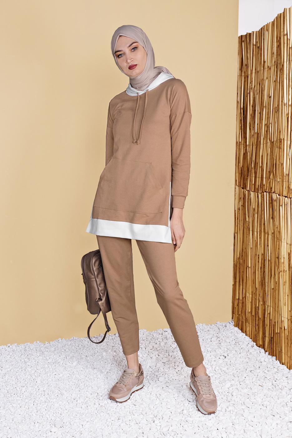 Tesettür giyim KAHVE KAPÜŞONLU PARÇA DETAYLI İKİLİ PANTOLONLU EŞOFMAN TAKIMI 0555