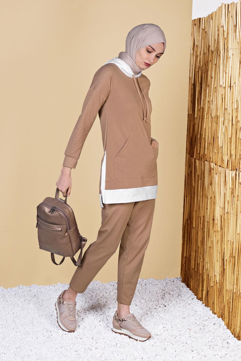 Tesettür giyim KAHVE KAPÜŞONLU PARÇA DETAYLI İKİLİ PANTOLONLU EŞOFMAN TAKIMI 0555