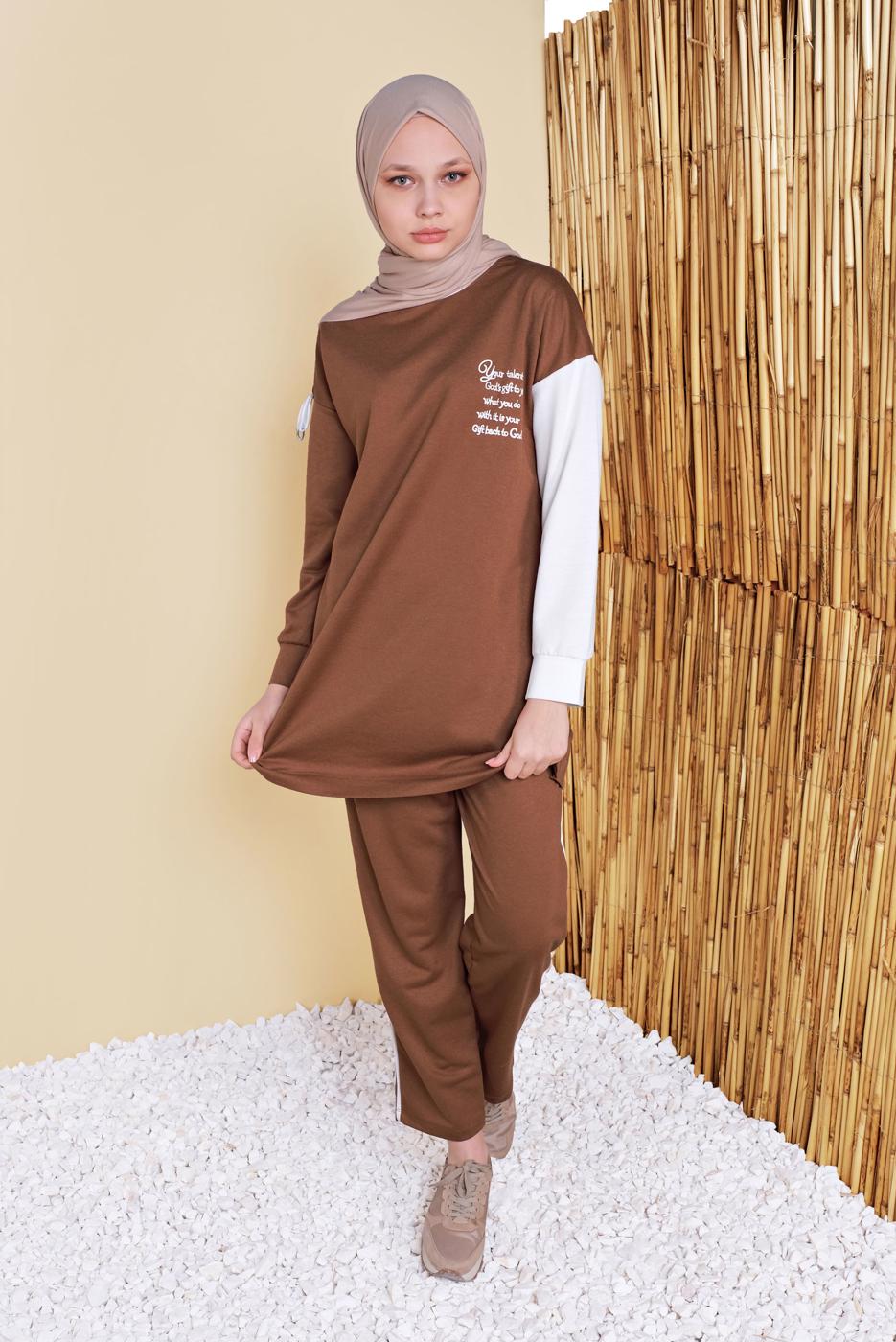 Tesettür giyim KAHVE YAZI BASKILI İKİLİ PANTOLONLU EŞOFMAN TAKIMI 2056