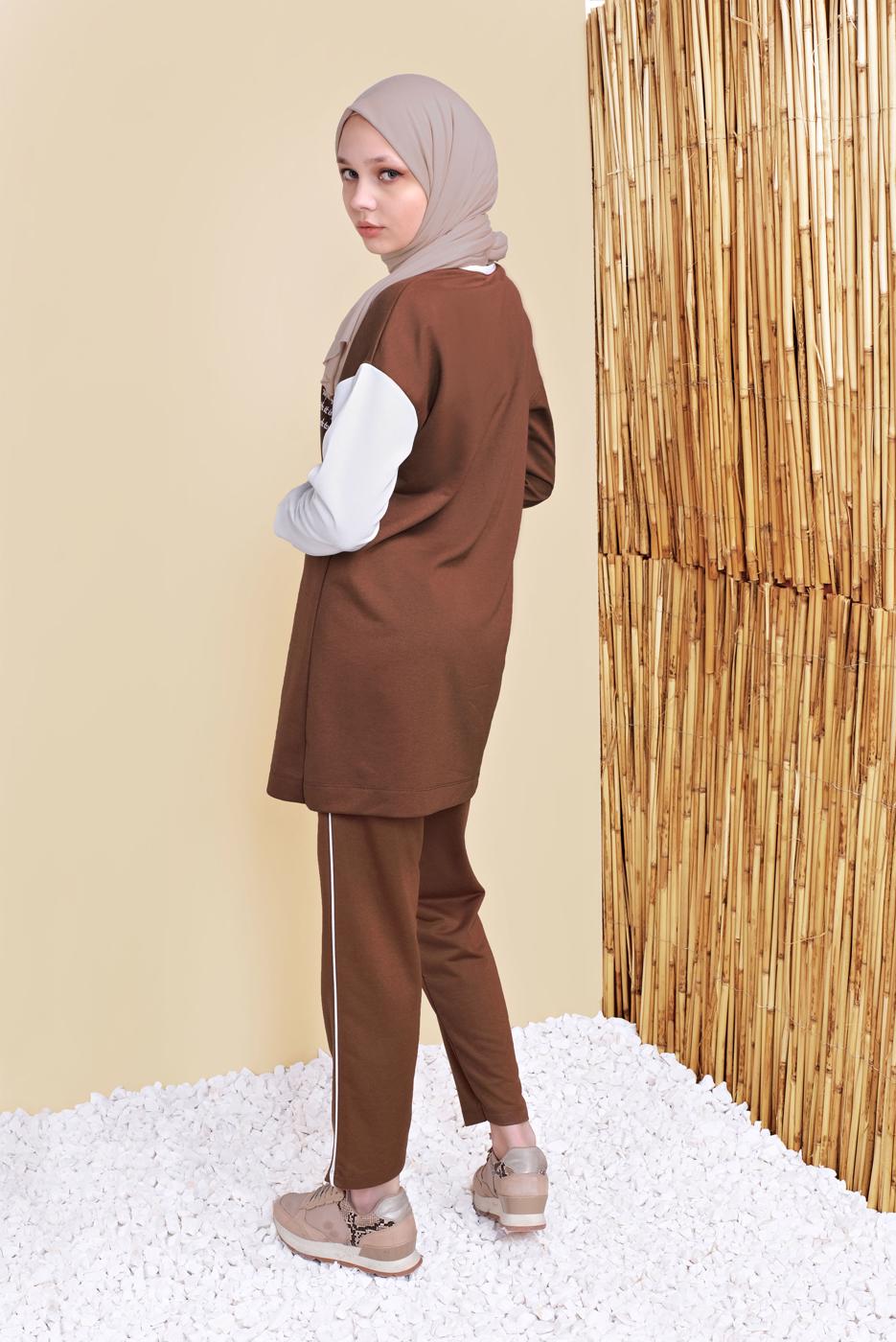 Tesettür giyim KAHVE YAZI BASKILI İKİLİ PANTOLONLU EŞOFMAN TAKIMI 2056