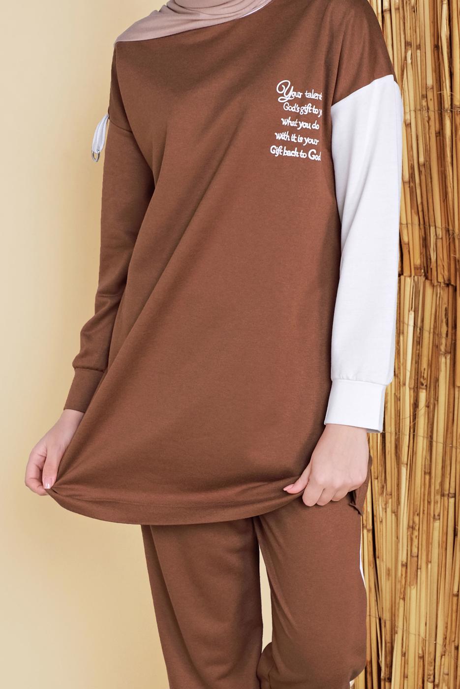 Tesettür giyim KAHVE YAZI BASKILI İKİLİ PANTOLONLU EŞOFMAN TAKIMI 2056