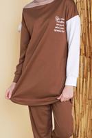 Tesettür giyim KAHVE YAZI BASKILI İKİLİ PANTOLONLU EŞOFMAN TAKIMI 2056