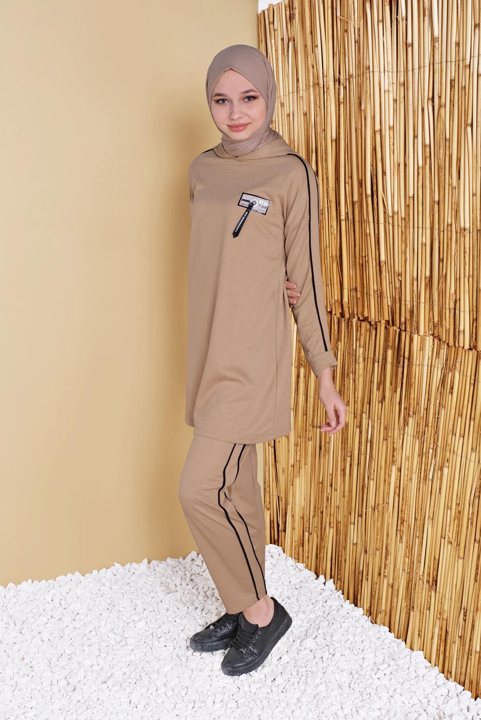 Tesettür giyim KAHVE ŞERİTLİ KAPÜŞONLU İKİLİ PANTOLONLU TAKIM 8456