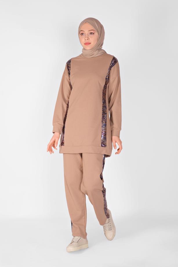 Tesettür giyim KAHVE ŞERİT DETAYLI PANTOLONLU EŞOFMAN TAKIM  9456  - TRENDTESETTÜR