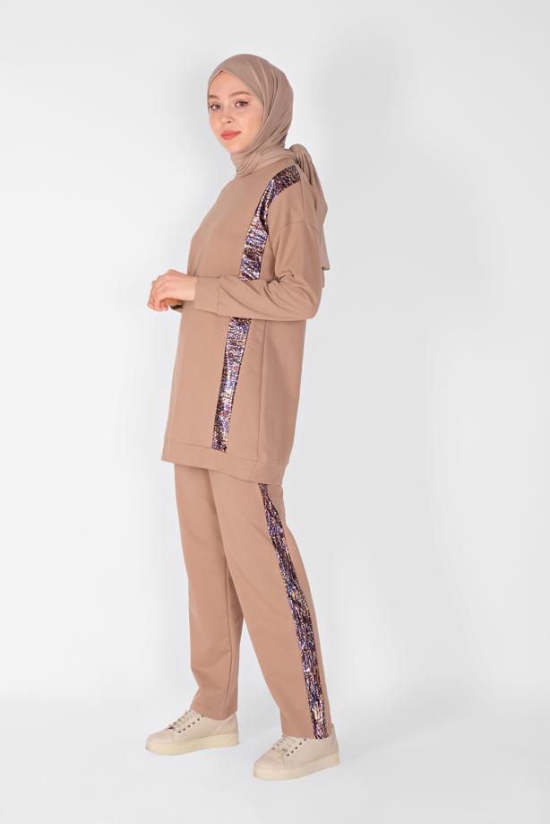 Tesettür giyim KAHVE ŞERİT DETAYLI PANTOLONLU EŞOFMAN TAKIM  9456  - TRENDTESETTÜR