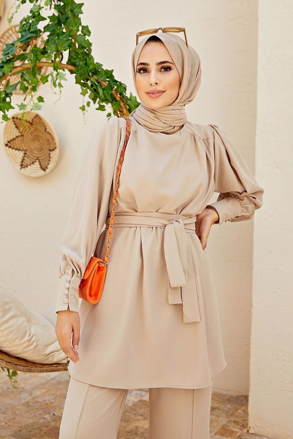 Tesettür giyim BEJ PAÇA DETAYLI KUŞAKLI PANTOLONLU TAKIM 1010 