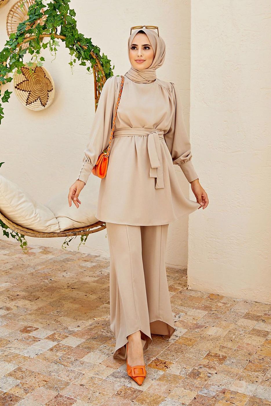 Tesettür giyim BEJ PAÇA DETAYLI KUŞAKLI PANTOLONLU TAKIM 1010 