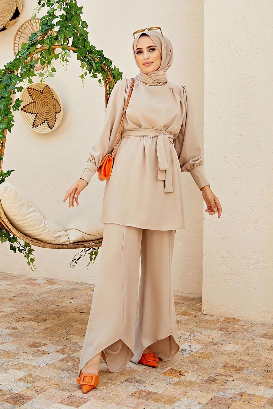 Tesettür giyim BEJ PAÇA DETAYLI KUŞAKLI PANTOLONLU TAKIM 1010 