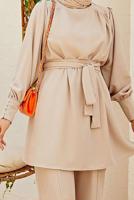 Tesettür giyim BEJ PAÇA DETAYLI KUŞAKLI PANTOLONLU TAKIM 1010 