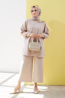 Tesettür giyim BEJ ZİNCİR DETAYLI BOL PAÇA İKİLİ PANTOLONLU TAKIM 2210 